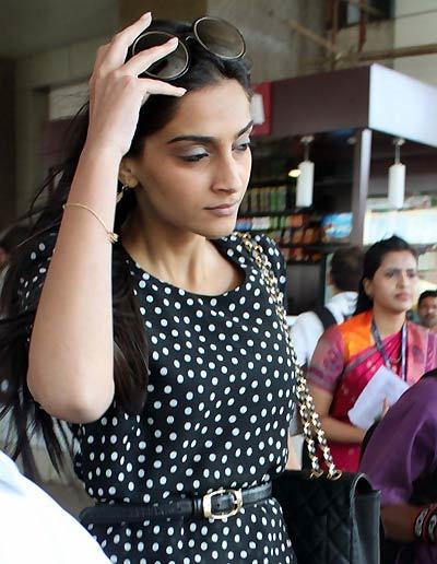 1.-The-Airport-Picture-of-sonam-kapoor-5