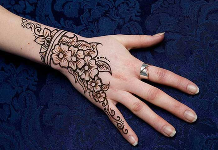 Fimg-Back-Hand-Mehndi-Designs-That-You-Can-Do-By-Yourself
